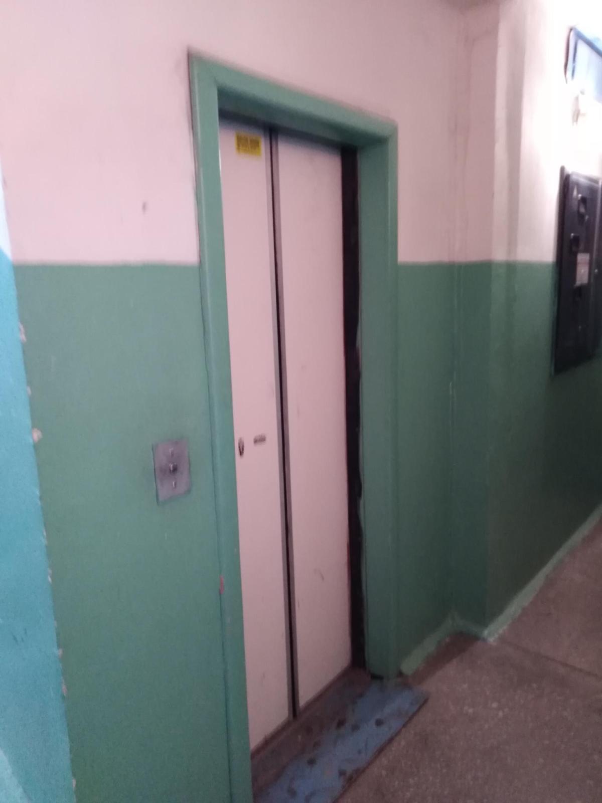 дверь в лифт до ремонта