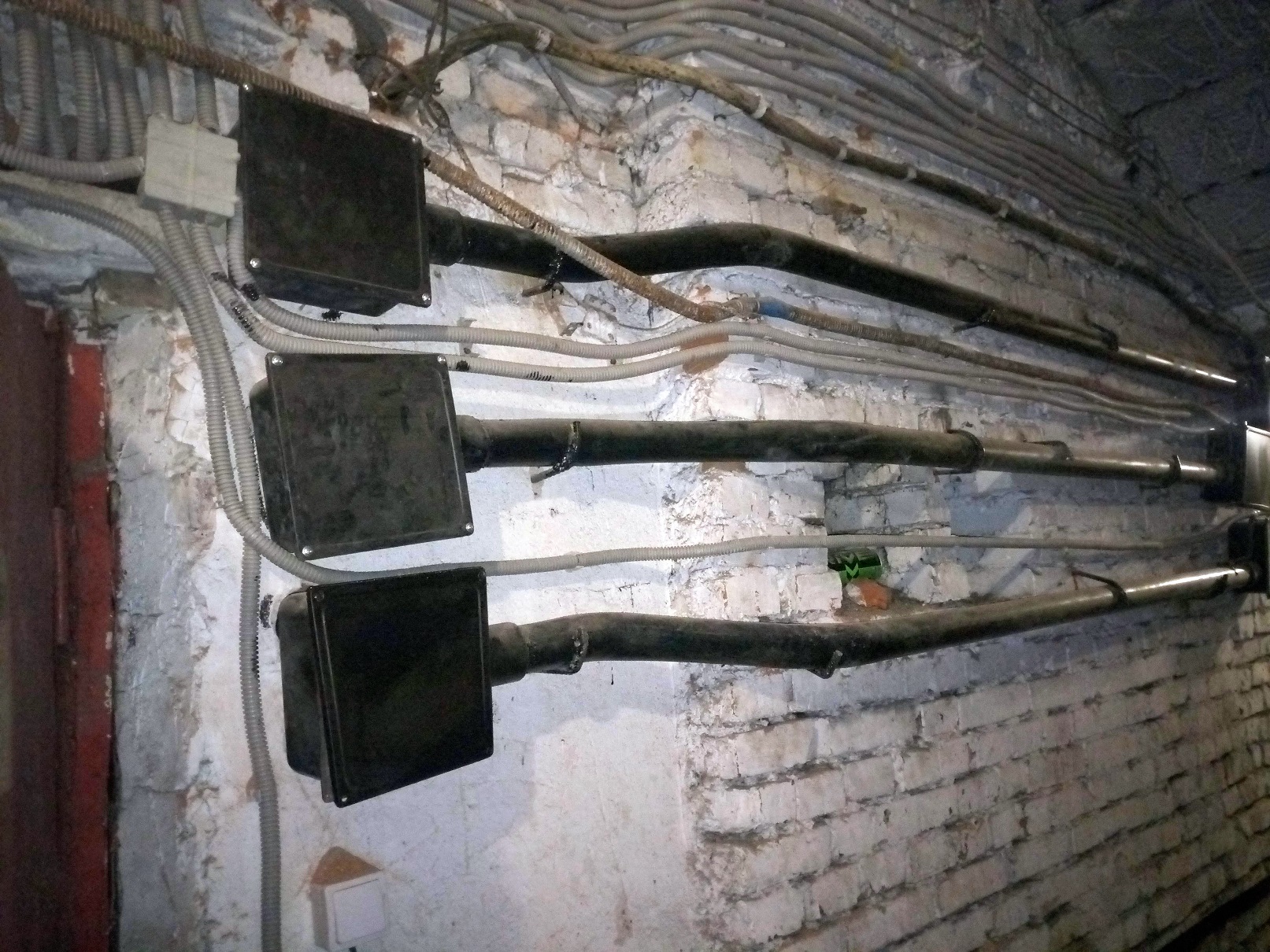 Монтаж системы электроснабжения в подвальном помещении г. Новосибирске пр. Дзержинского, 67