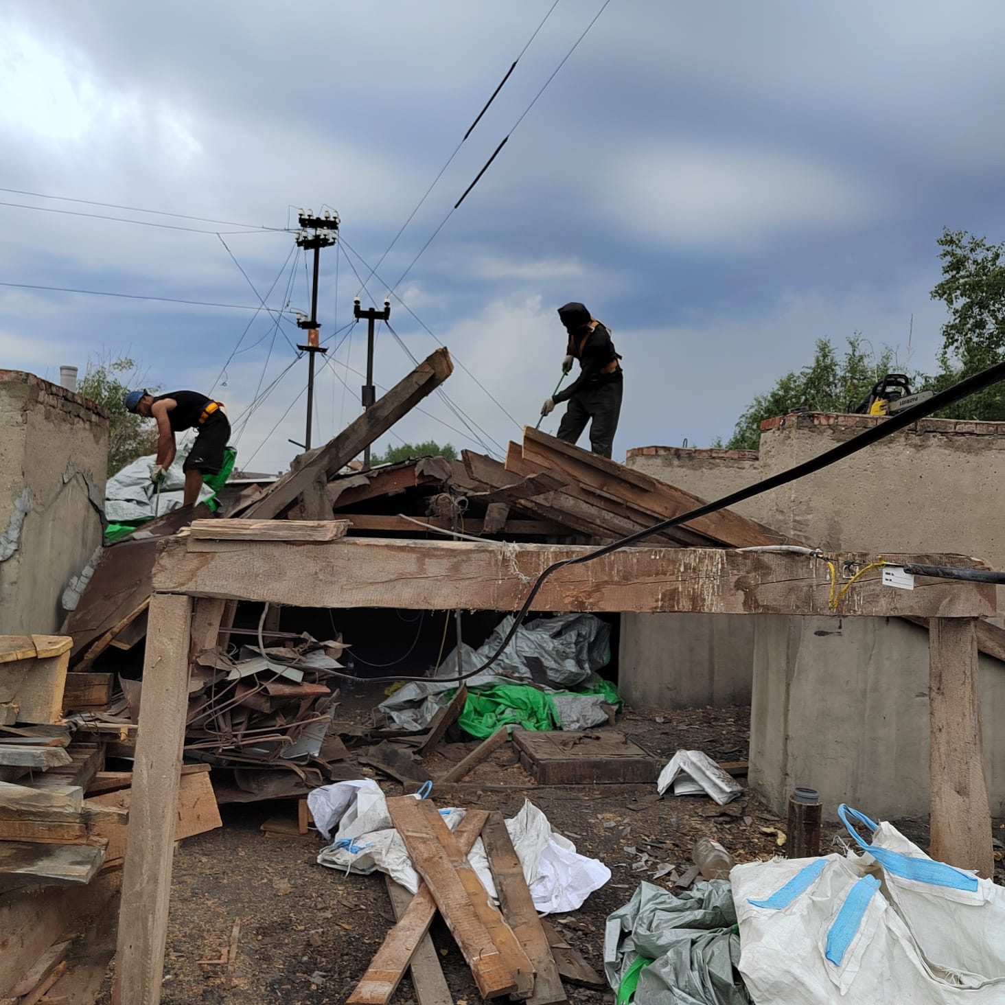 Демонтажные работы на крыше г. Новосибирск, ул. Кропоткина, 43